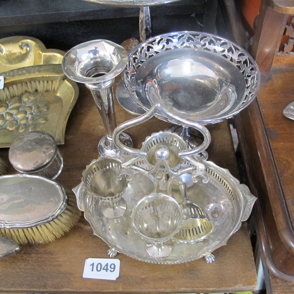 Lot 1049: Selection of metal ware 