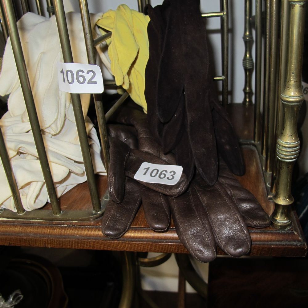 Lot 1063: Selection of leather gloves 