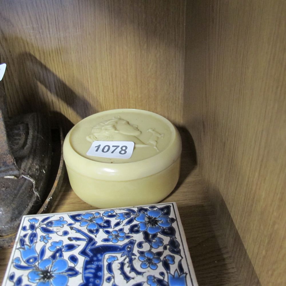 Lot 1078: Lidded trinket pot 