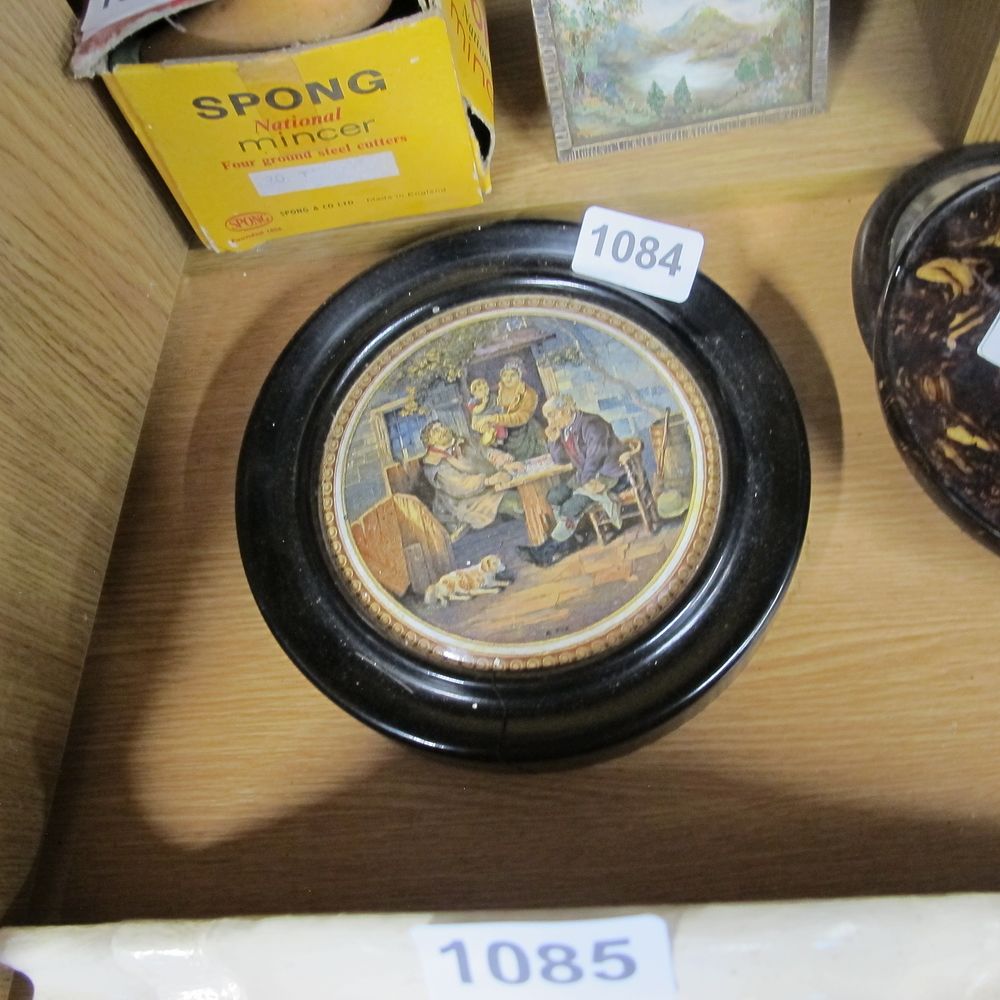 Lot 1084: Wall hanging plate 
