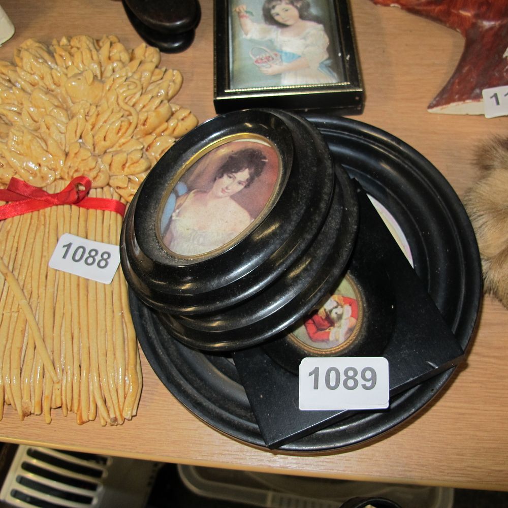 Lot 1089: Selection of various framed wall hanging pictures 