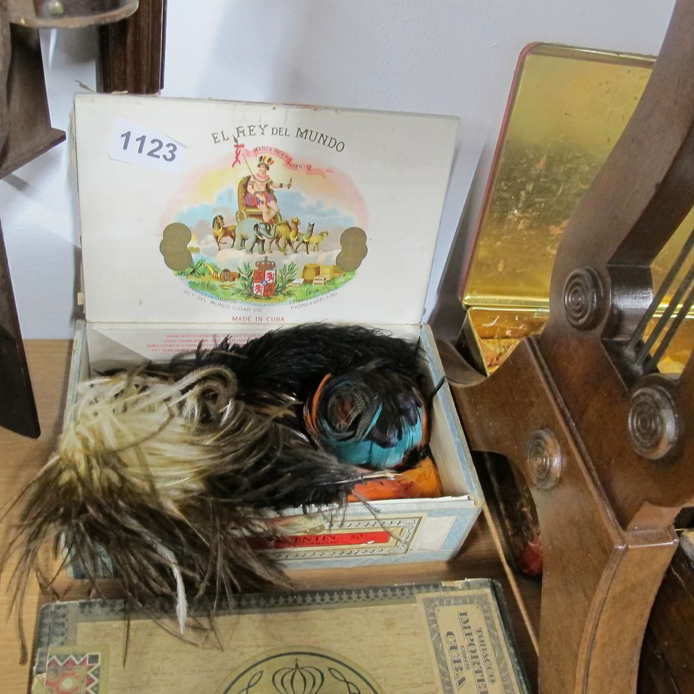 Lot 1123: Vintage cigar box and contents