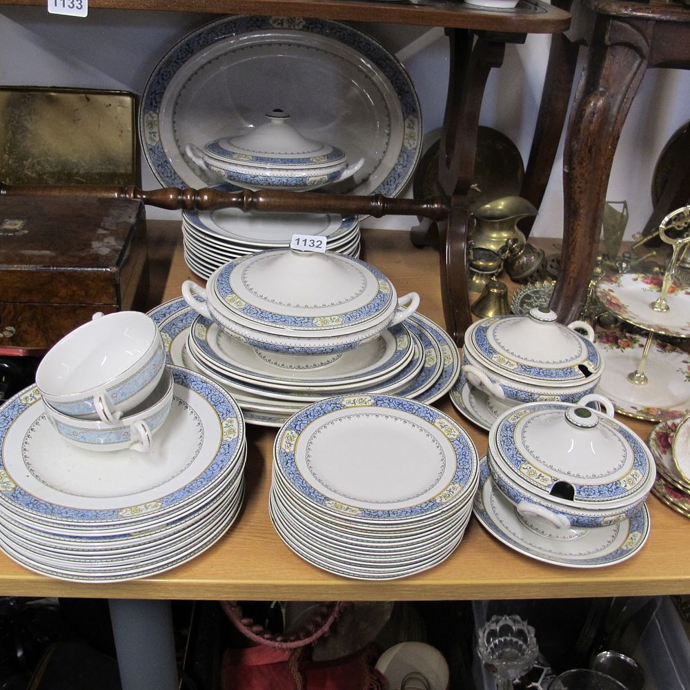 Lot 1132: Ridgway Dinner service Palezzo