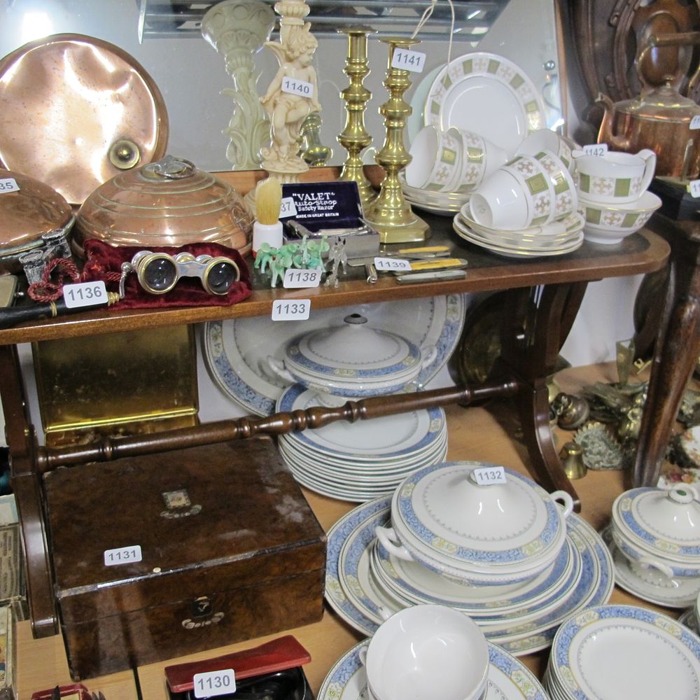 Lot 1133: Table