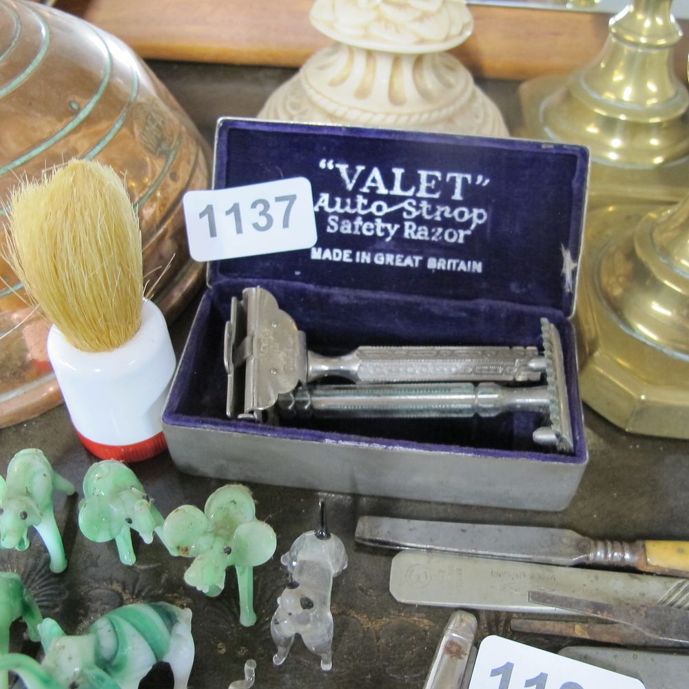 Lot 1137: Safety razor