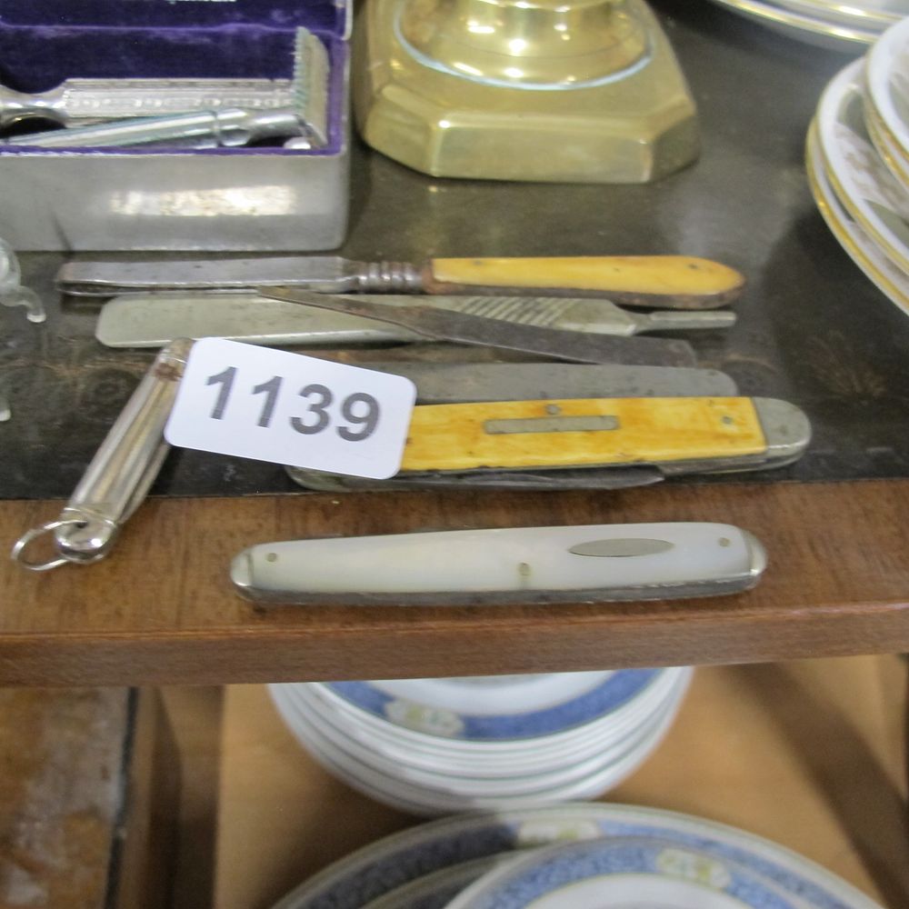 Lot 1139: Qty of pen knives, tweezers etc