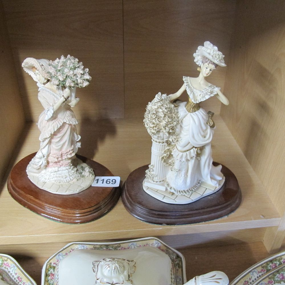 Lot 1169: 2 figurines