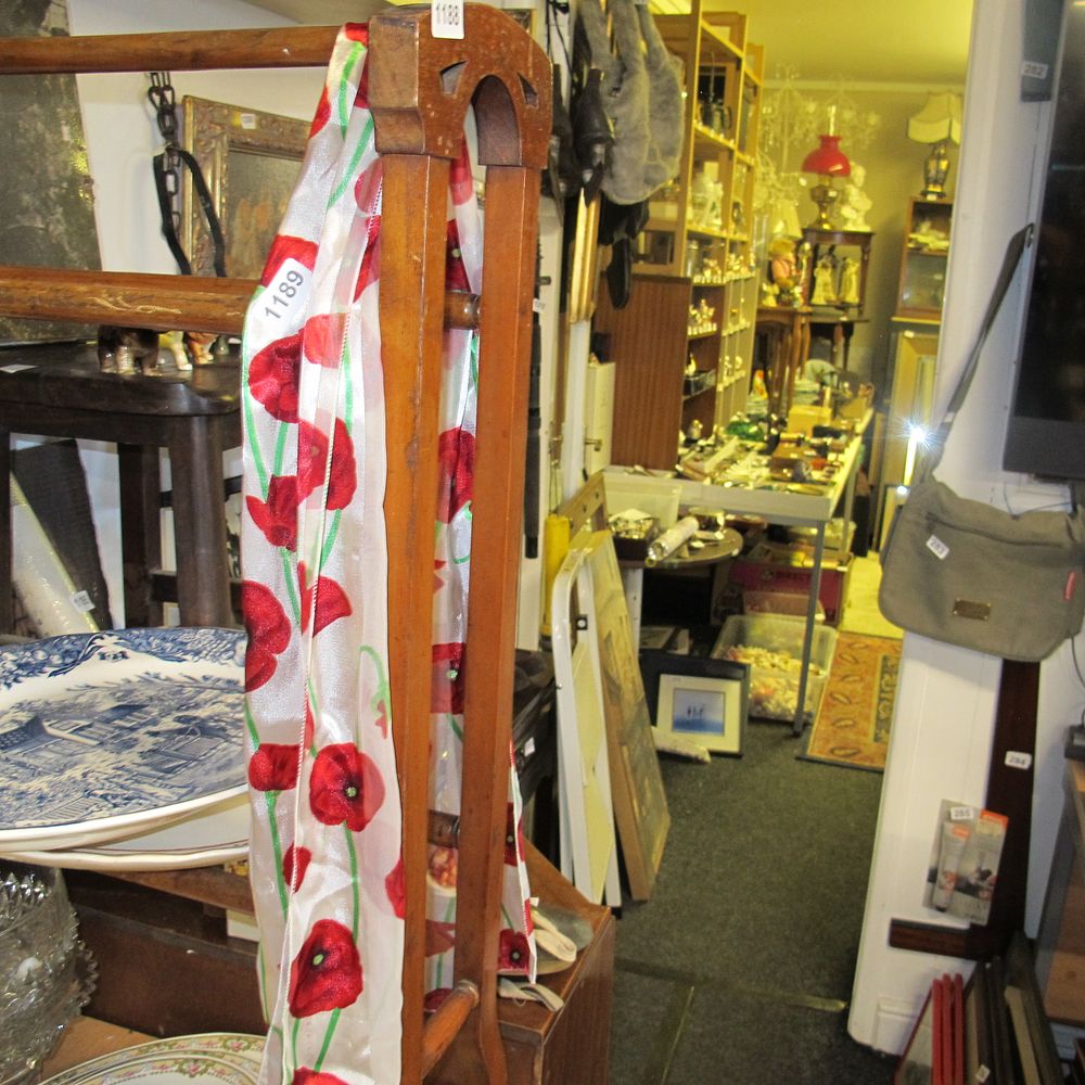 Lot 1189: Poppy scarf