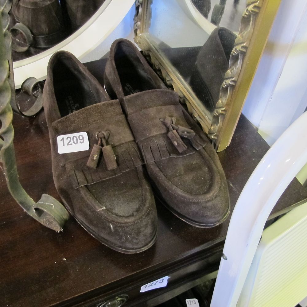 Lot 1209: Pair of slippers