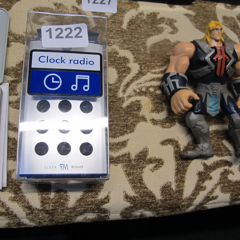 Lot 1222: FM clock radio