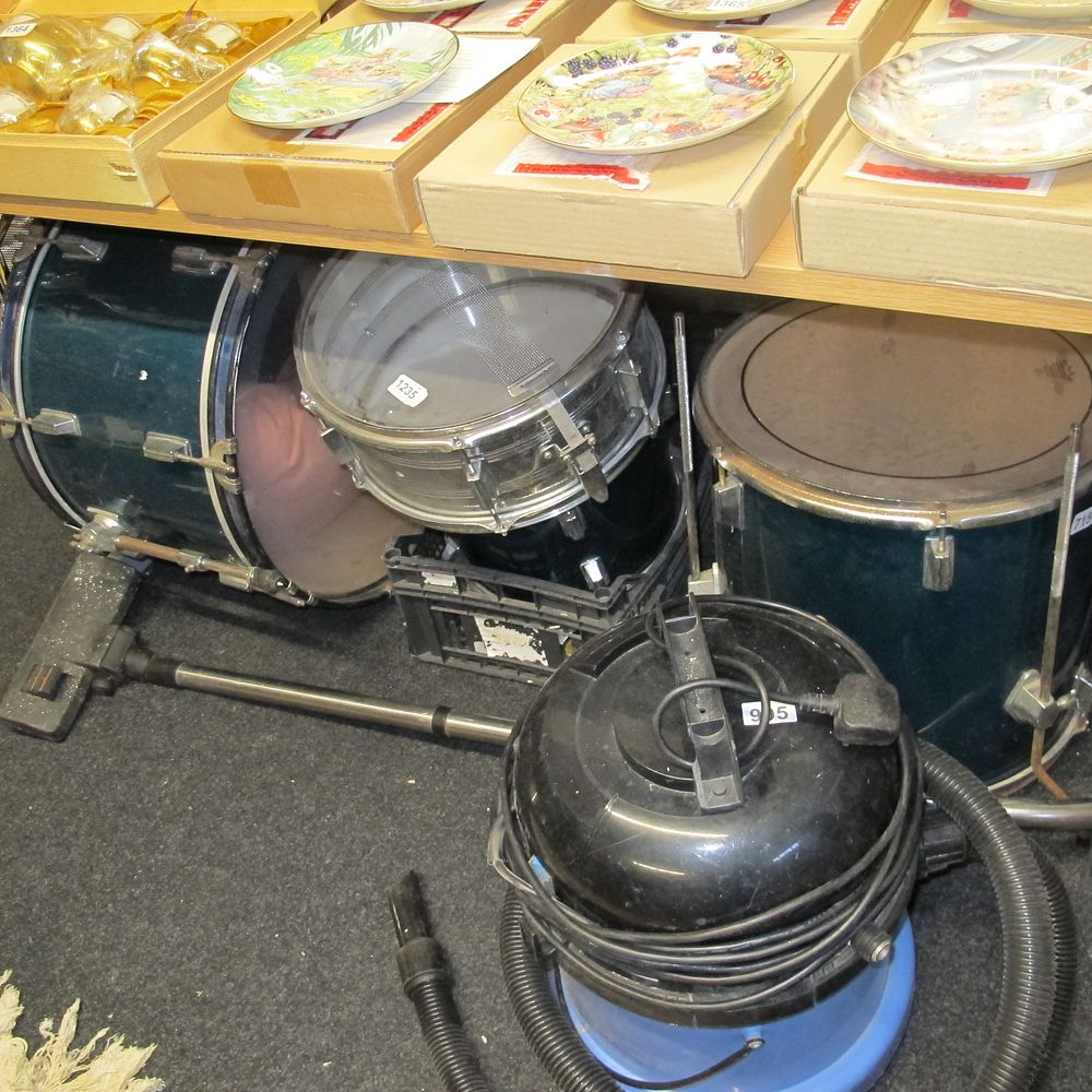 Lot 1235: Drum set