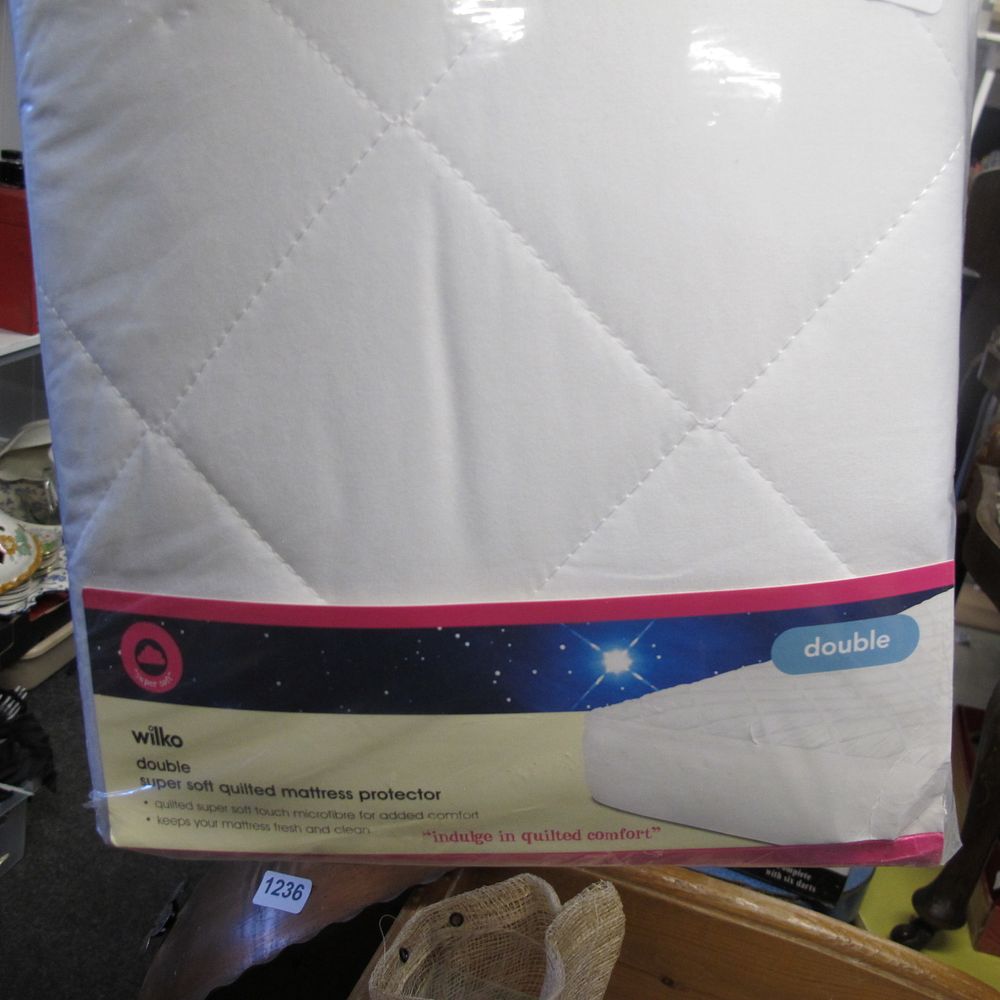 Lot 1238: Double mattress protector