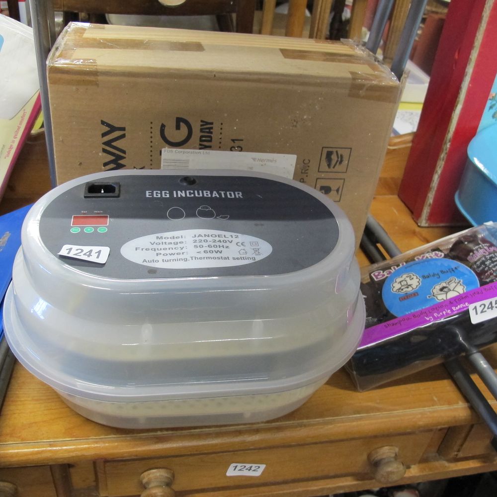 Lot 1241: Egg incubator