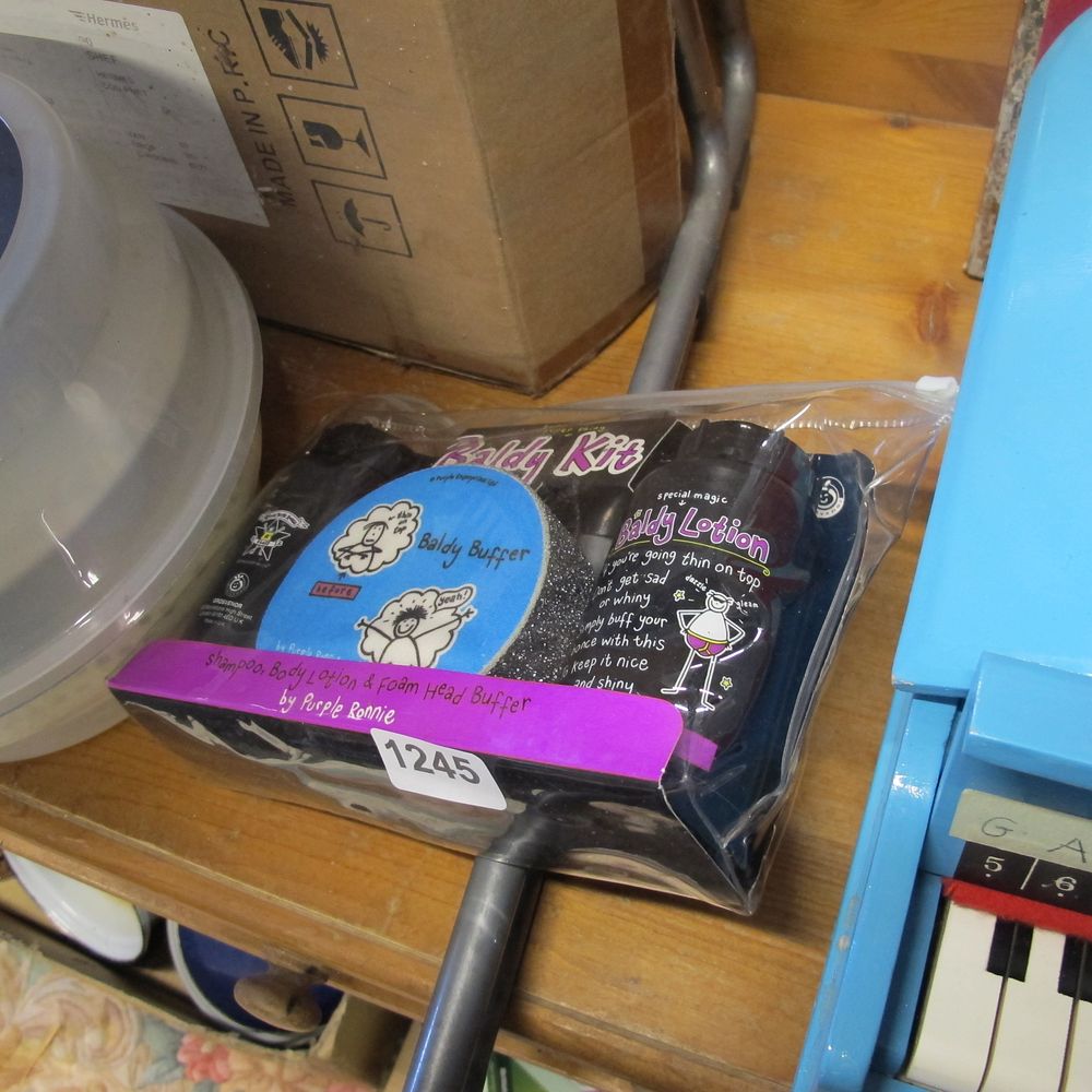 Lot 1245: Purple Ronnie gift set
