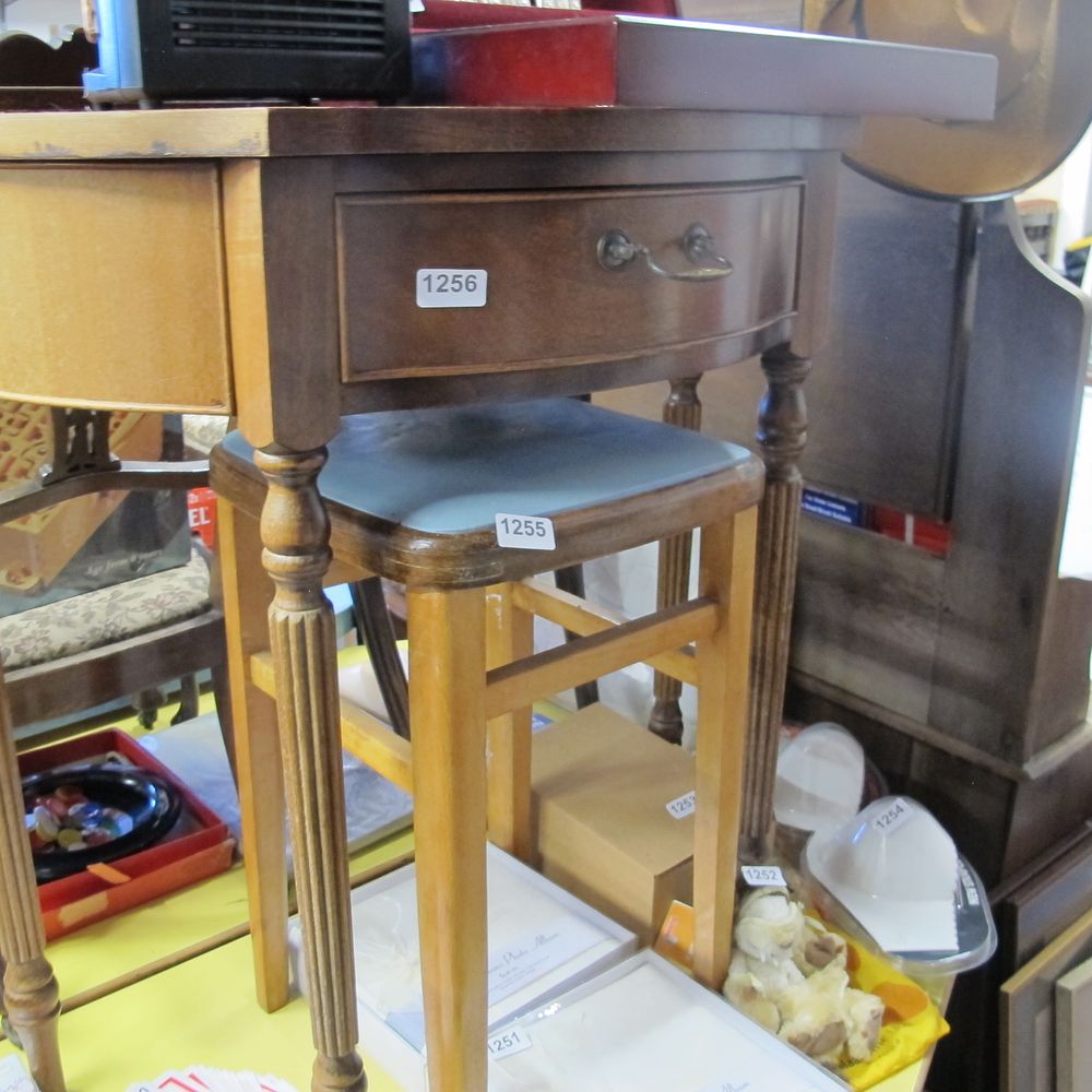 Lot 1256: Telephone table