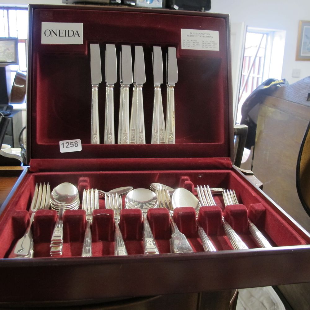 Lot 1258: Oneida cased cutlery