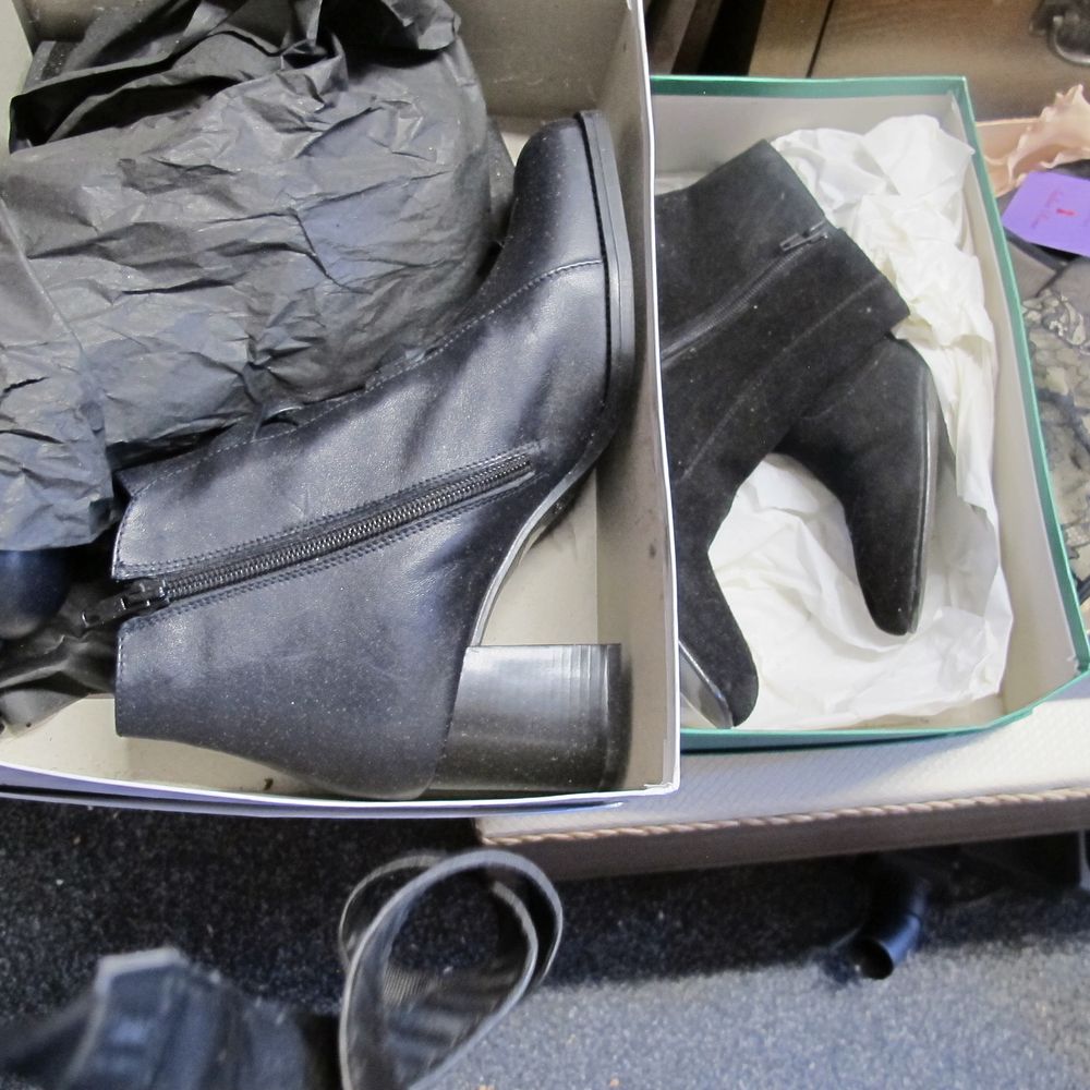Lot 1271: 2 pairs of boots