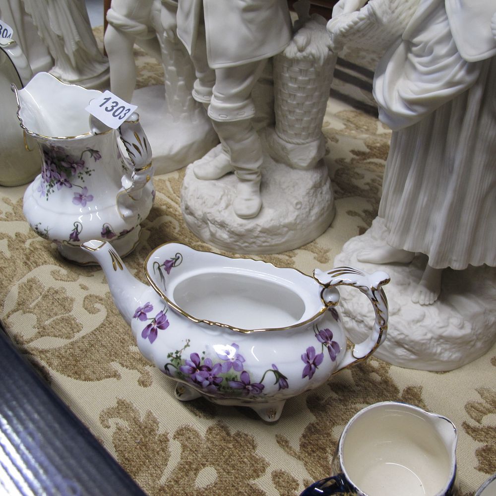 Lot 1303: Milk jug and tea pot missing lid