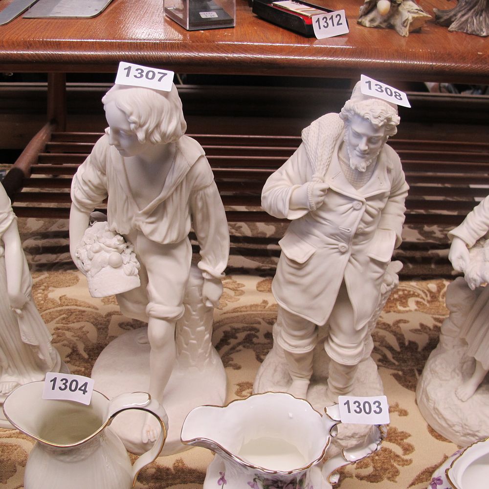 Lot 1307: *Figurine