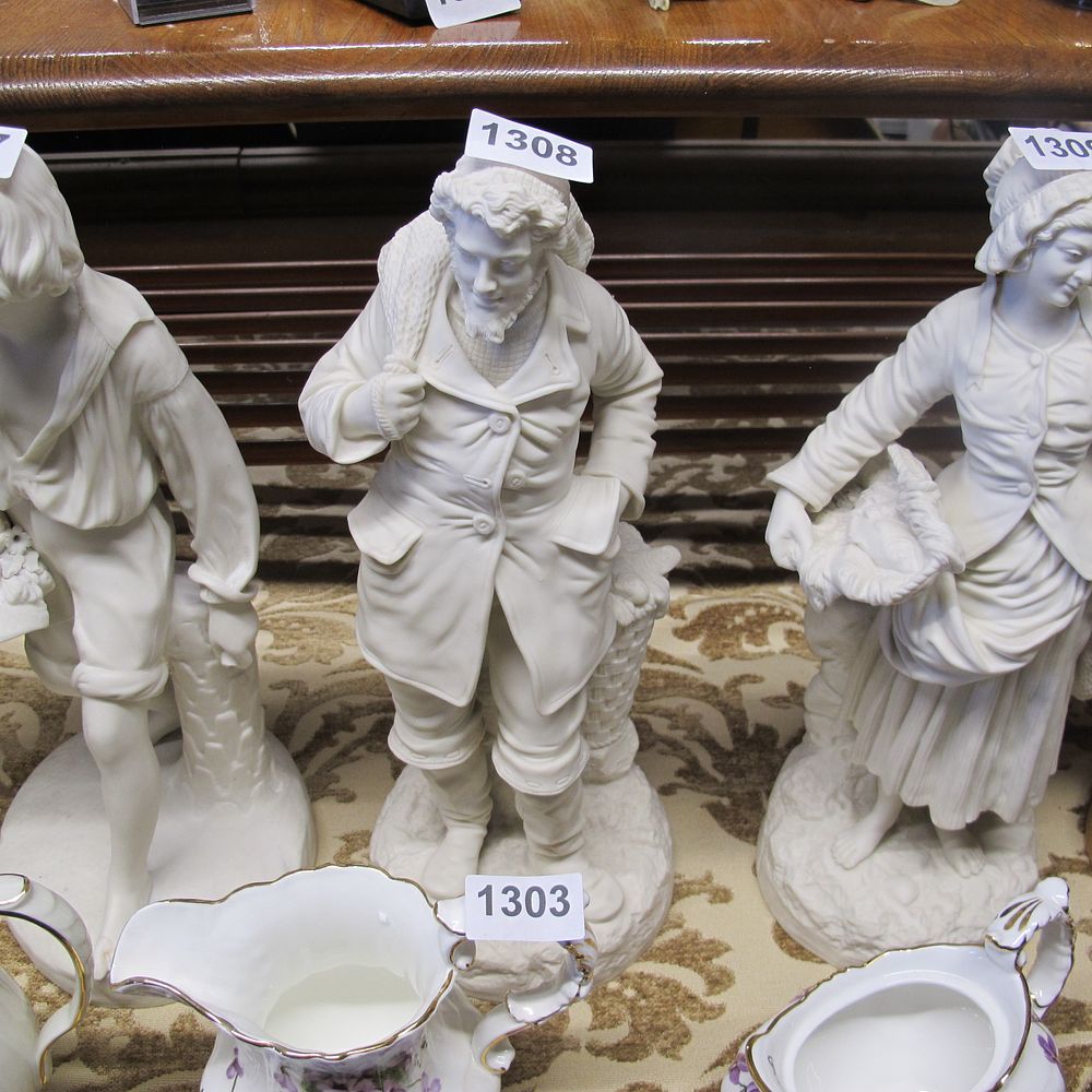Lot 1308: *Figurine