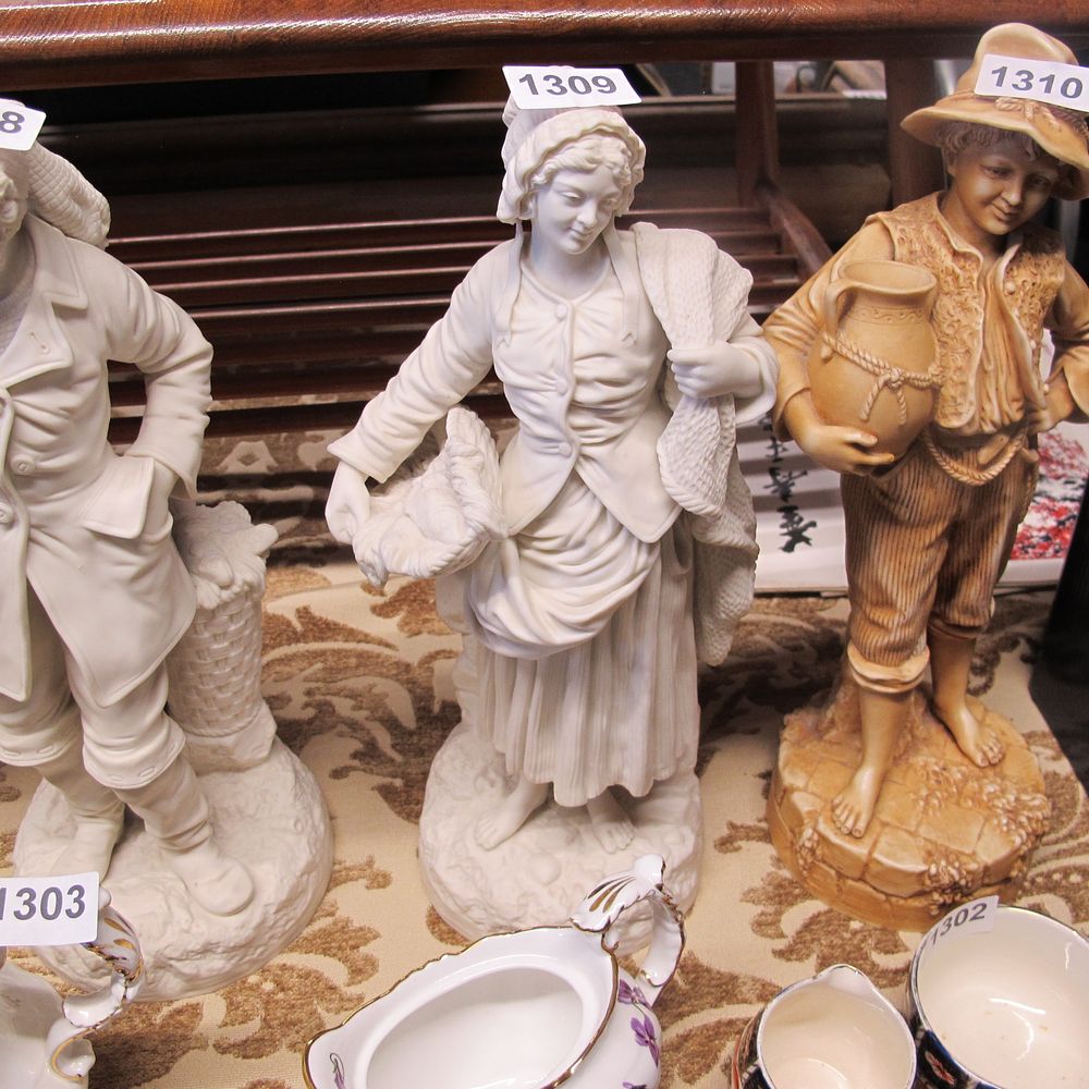 Lot 1309: *Figurine