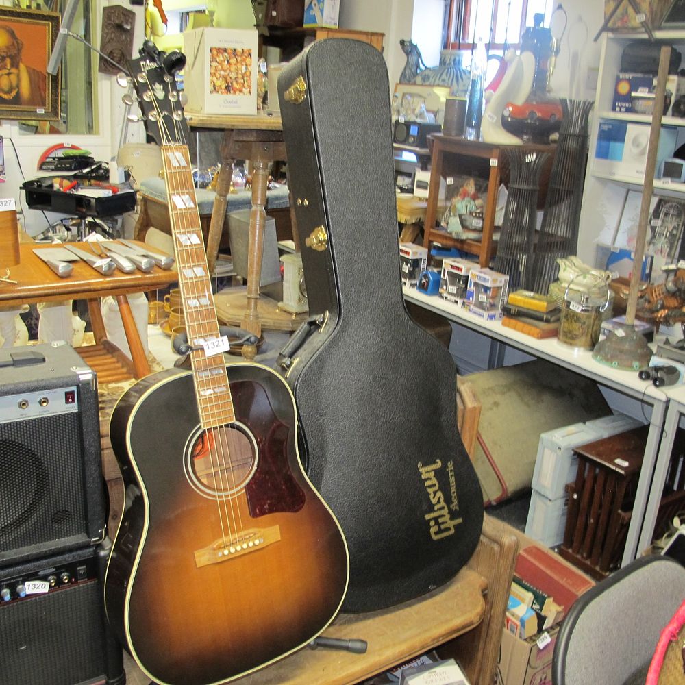 Lot 1321: Gibson 6 string acoustic guitar No 333 83077...