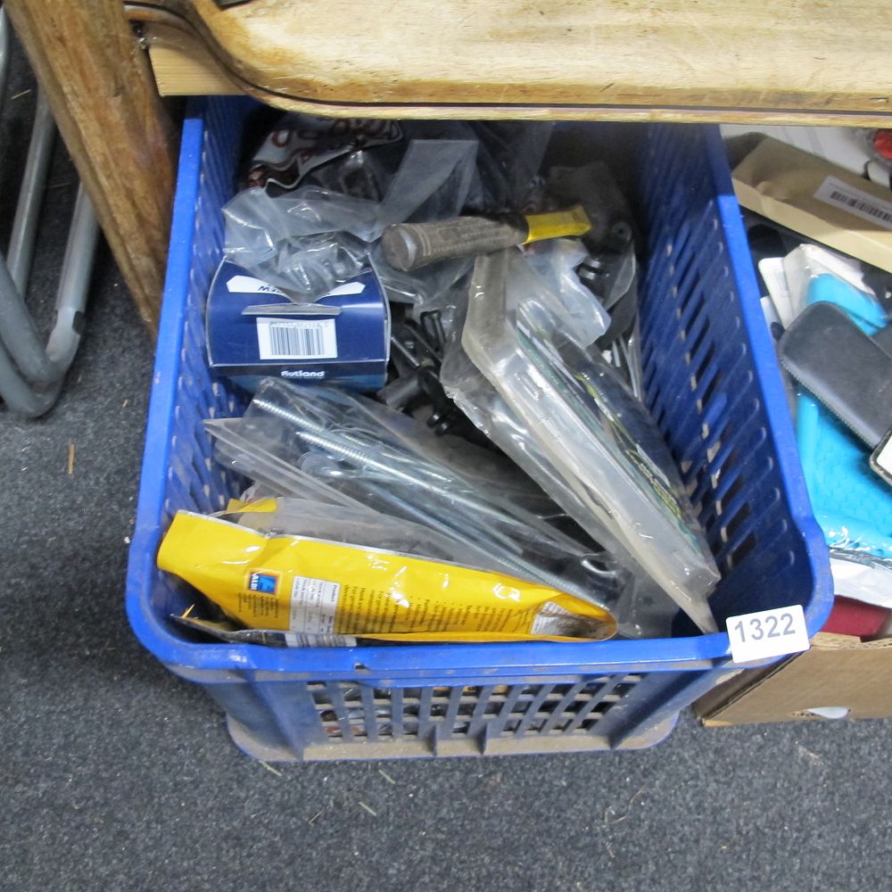 Lot 1322: Tub of tools