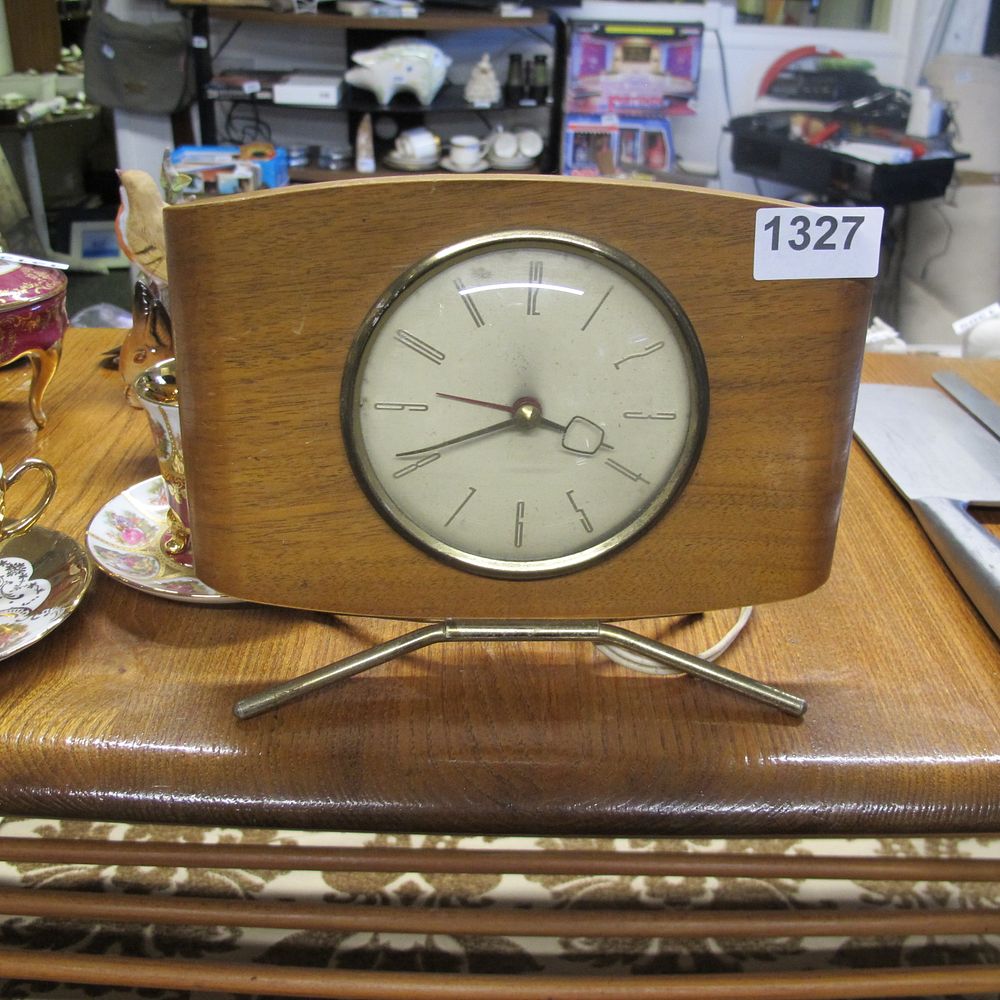 Lot 1327: Retro mantel clock