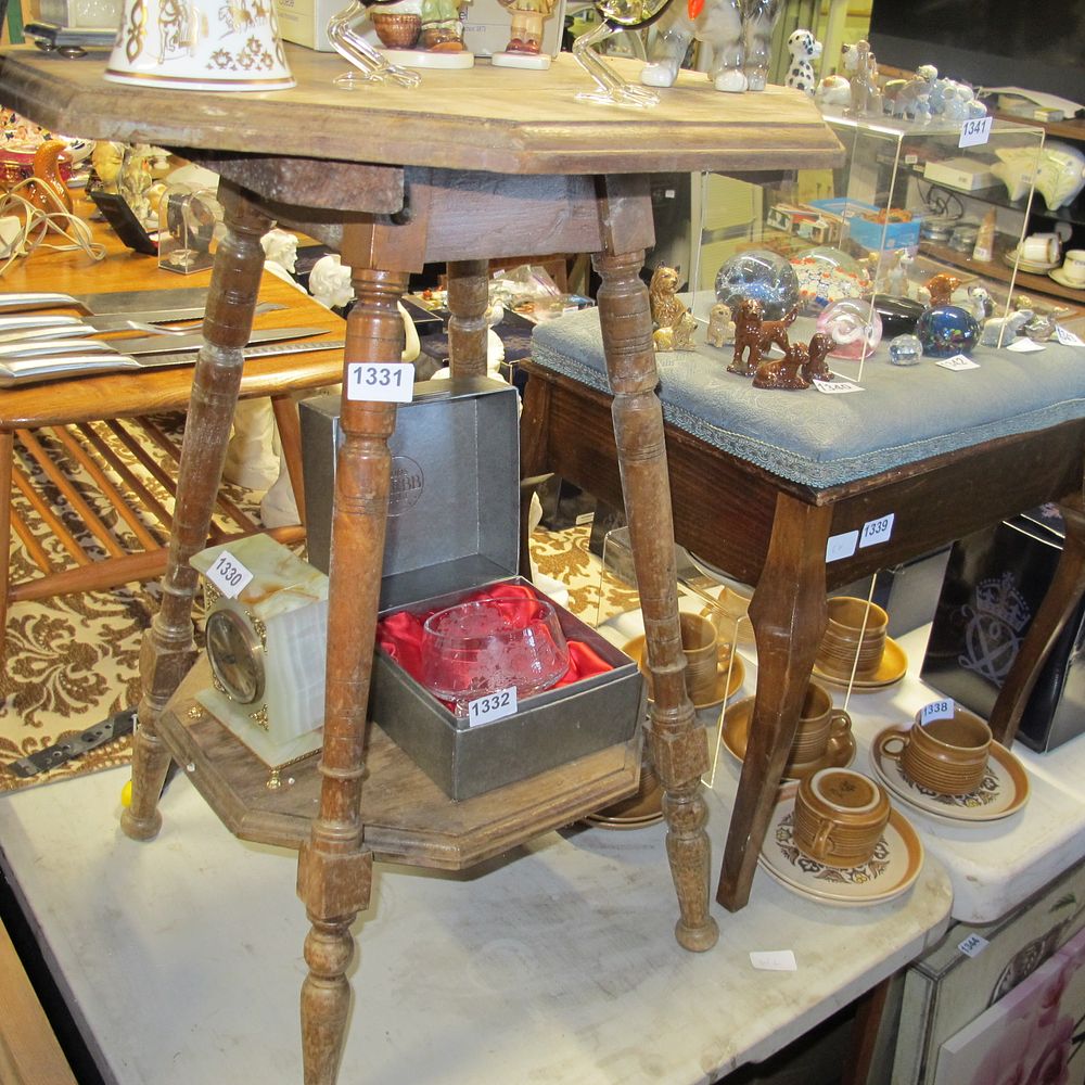 Lot 1331: Table