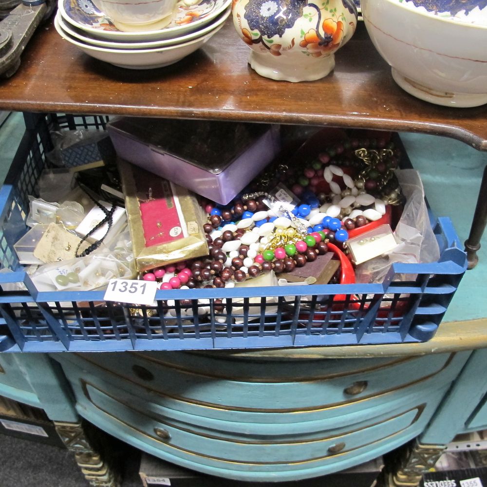 Lot 1351: Tub of costume jewellery
