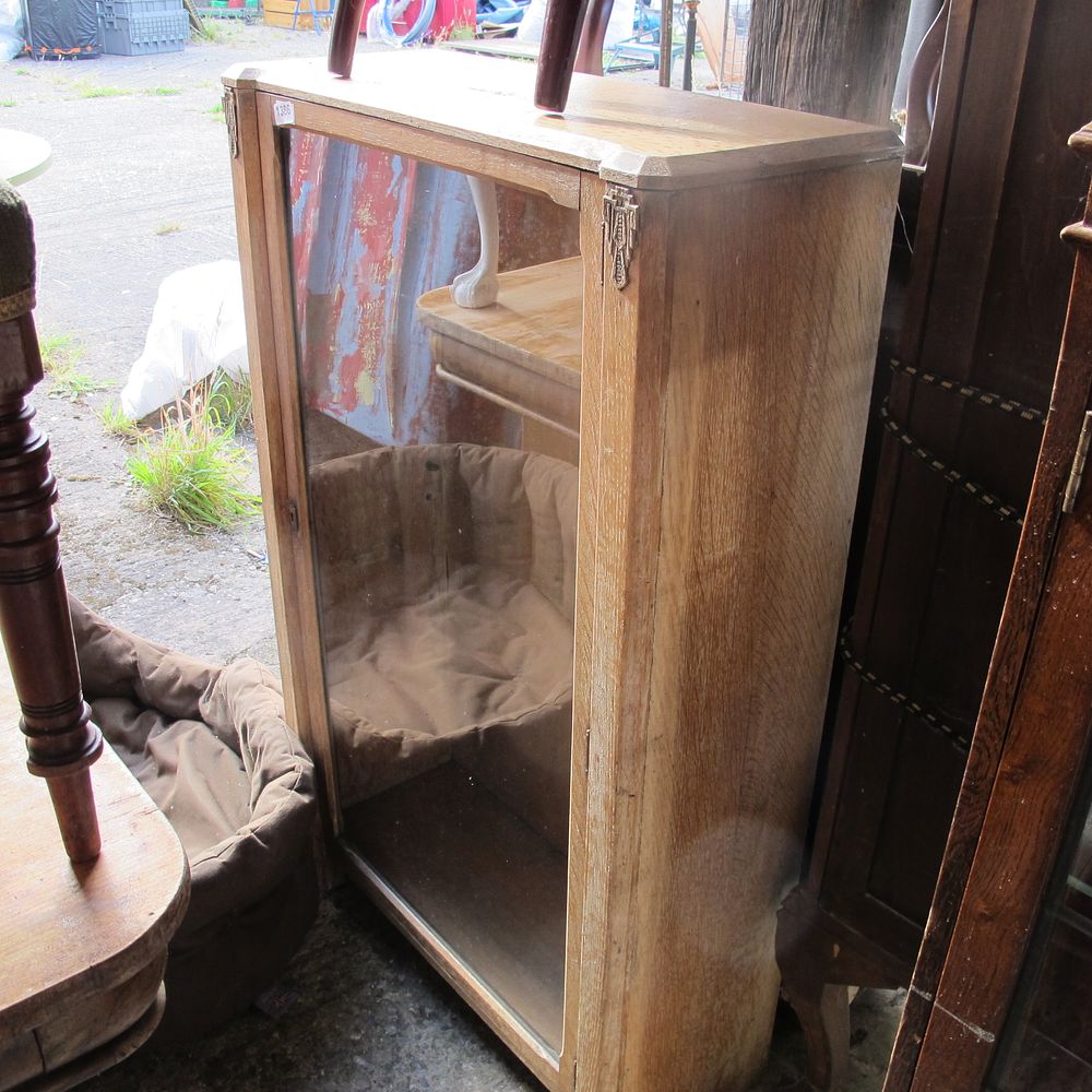 Lot 1386: Display cabinet