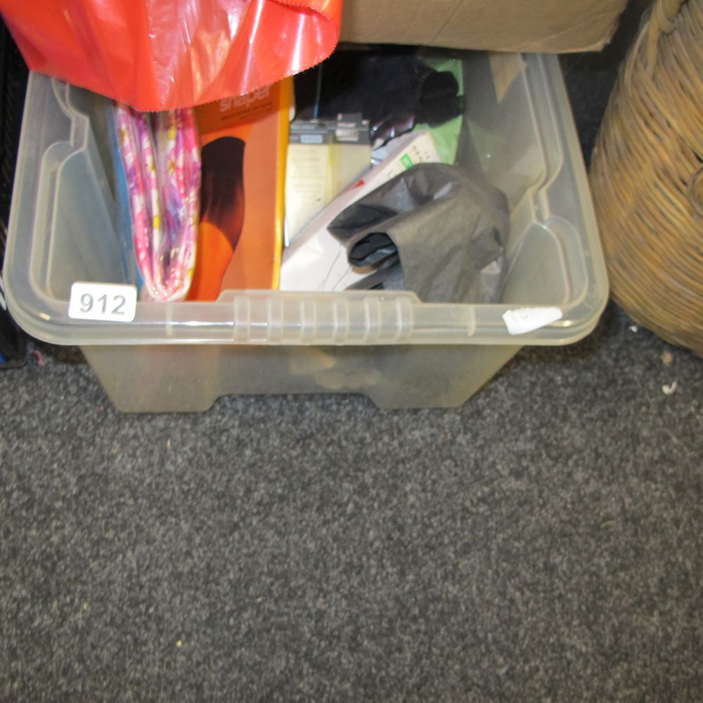 Lot 912: box of misc 