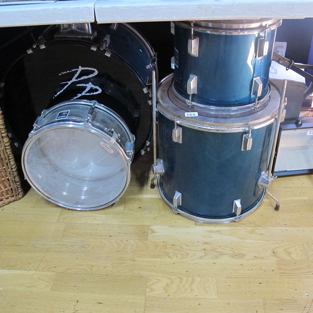 Lot 165: 4 drums to annoy the neighbors 