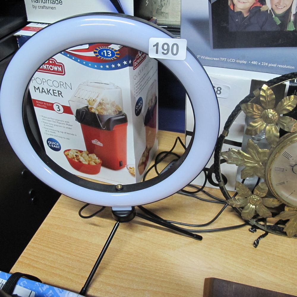 Lot 190: LED ring light to become a TikTok sensation