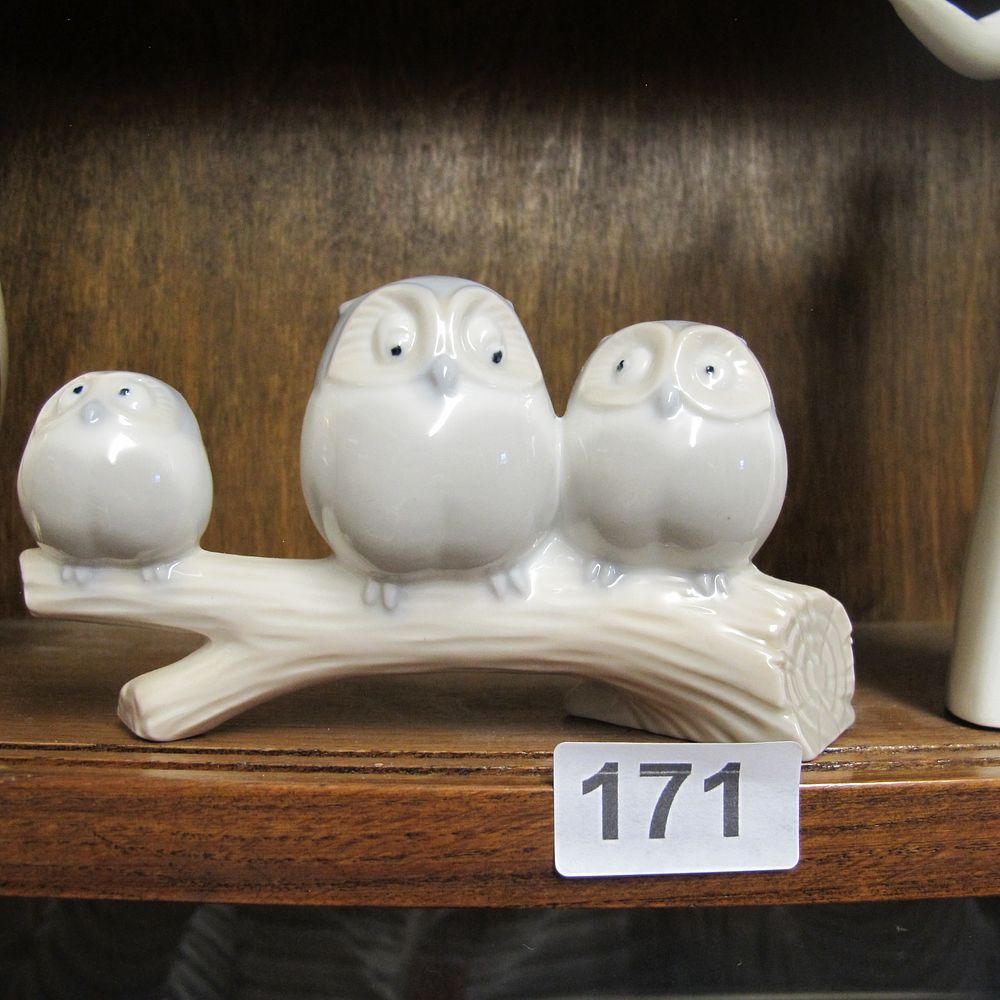 Lot 171: owl ornament