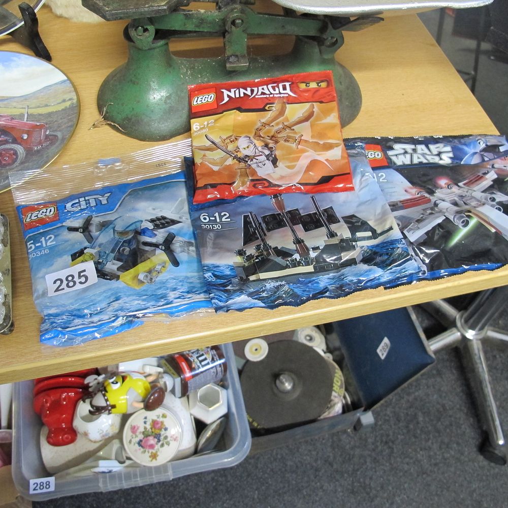 Lot 285: Assorted Lego collectors pieces
