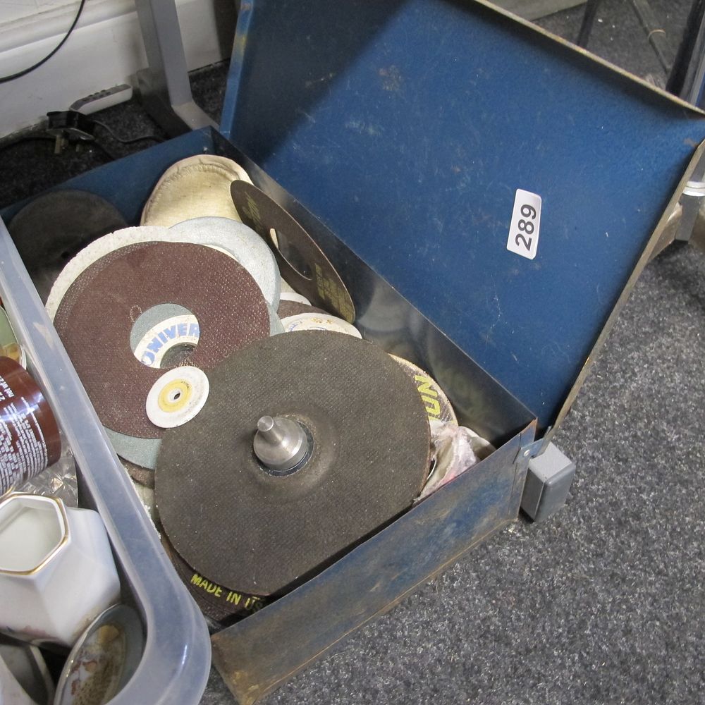 Lot 289: Box of misc sanding discs