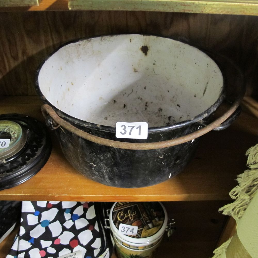 Lot 371: vintage large heavy enamel jam pan
