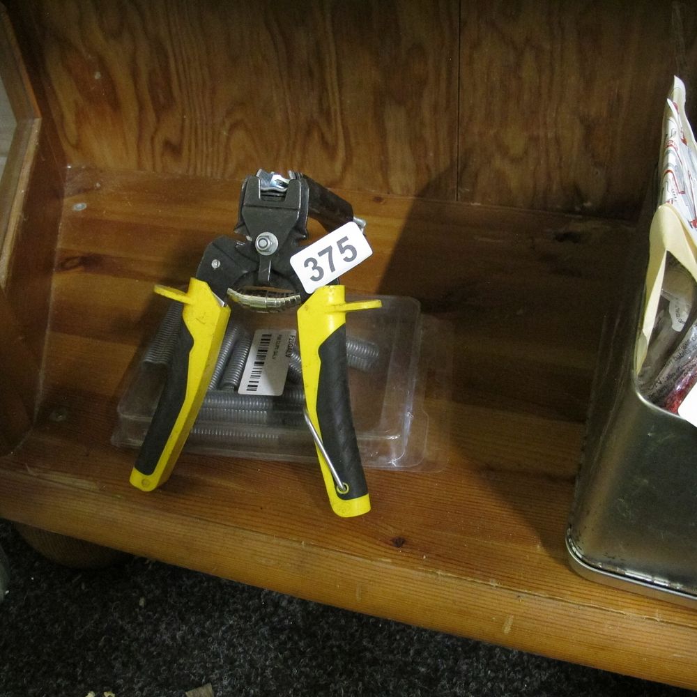 Lot 375: fencing staple clamping tool