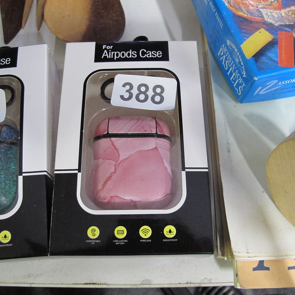 Lot 388: Airpods carry case