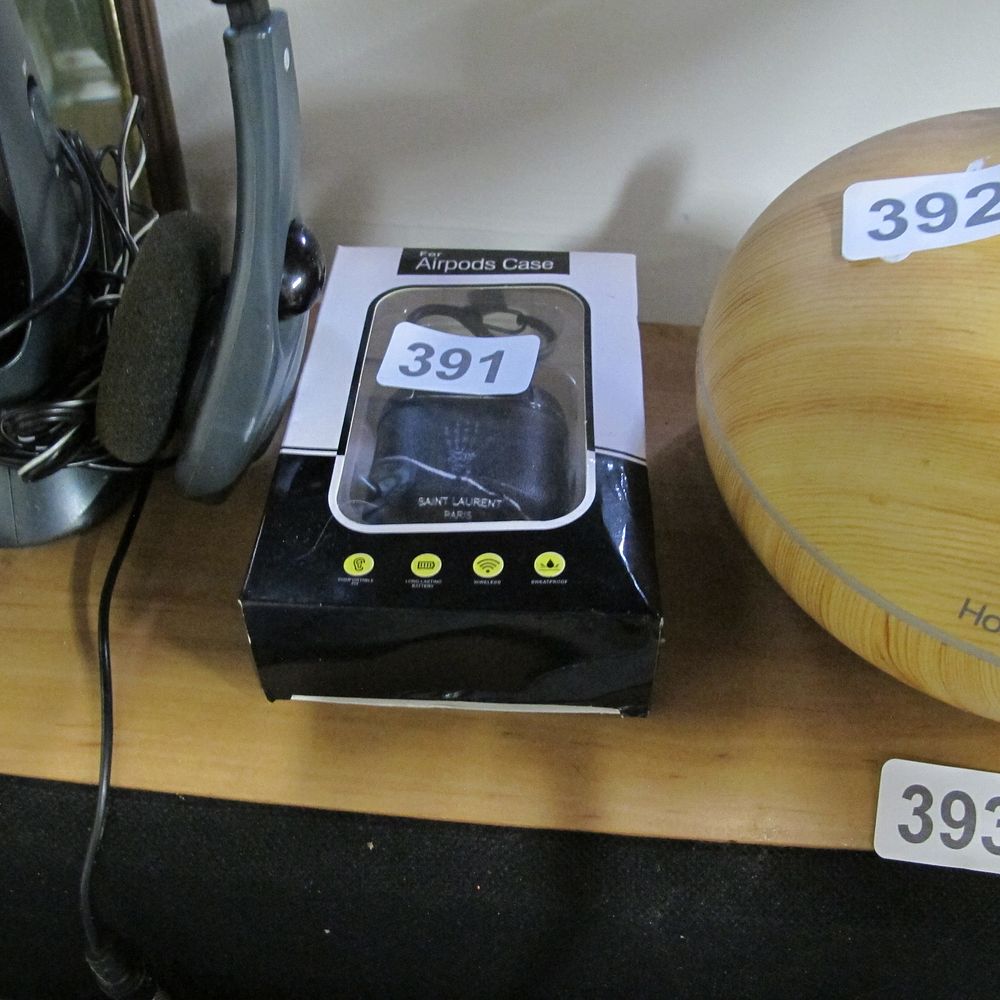 Lot 391: Airpods carry case