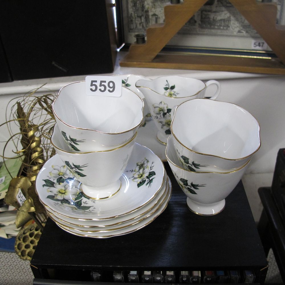 Lot 559: Tea wares 