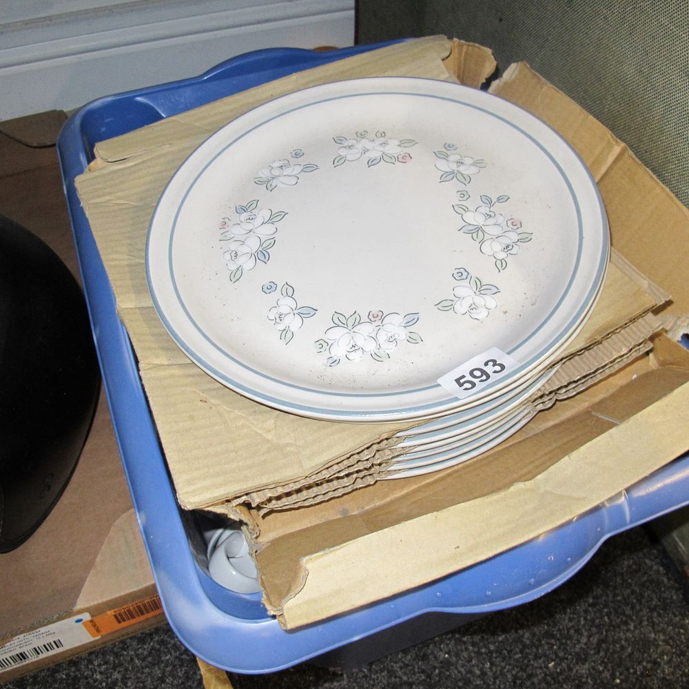 Lot 593: Tub of crockery