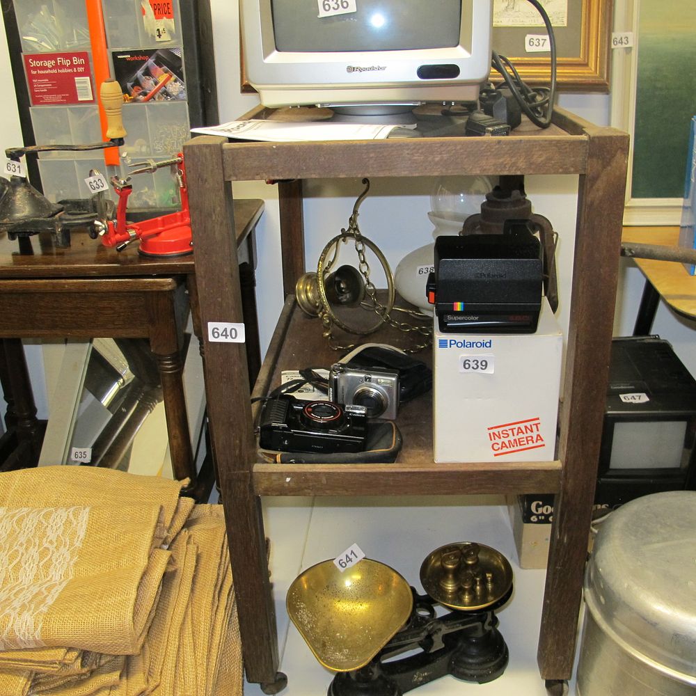 Lot 640: Tea trolley