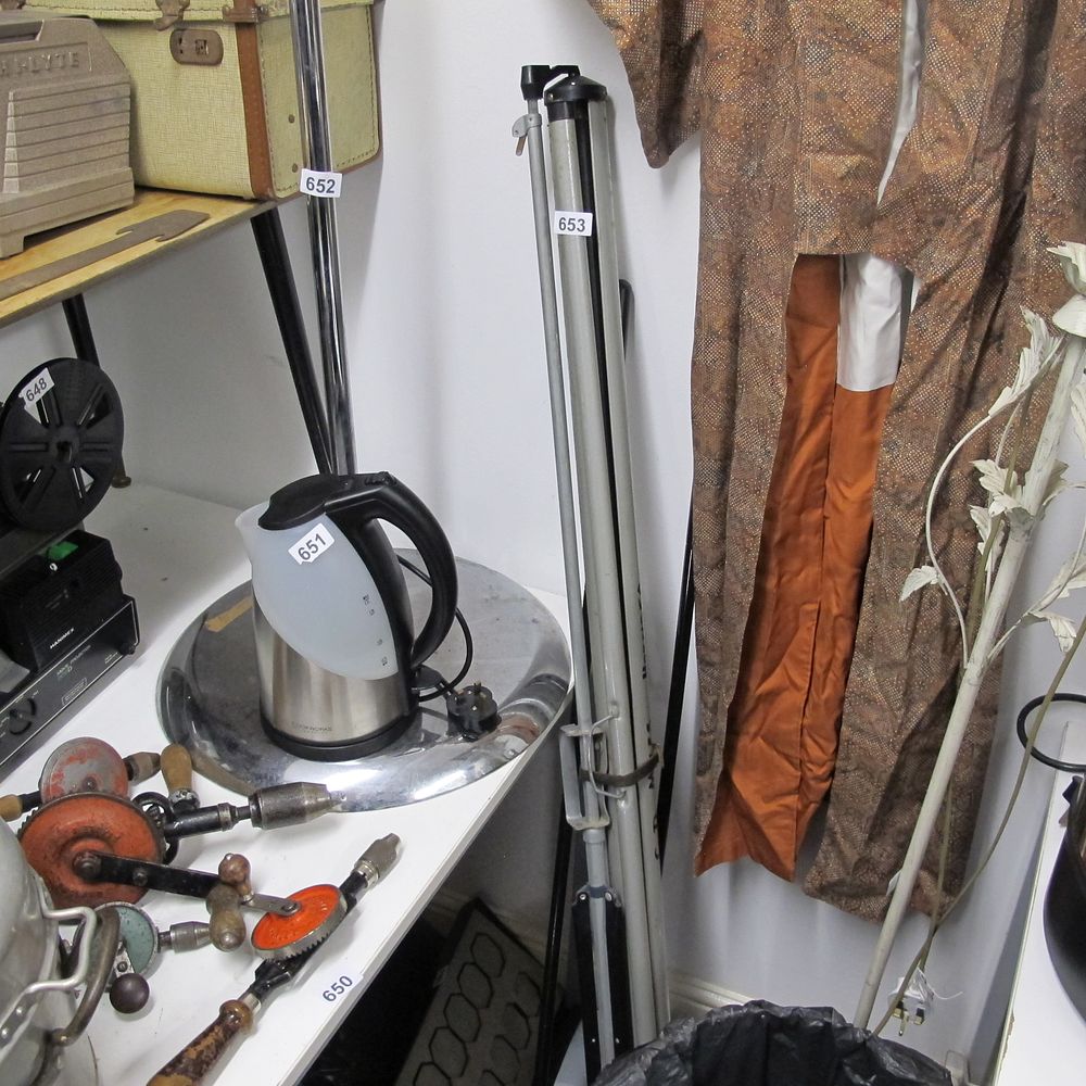 Lot 653: Projector screen