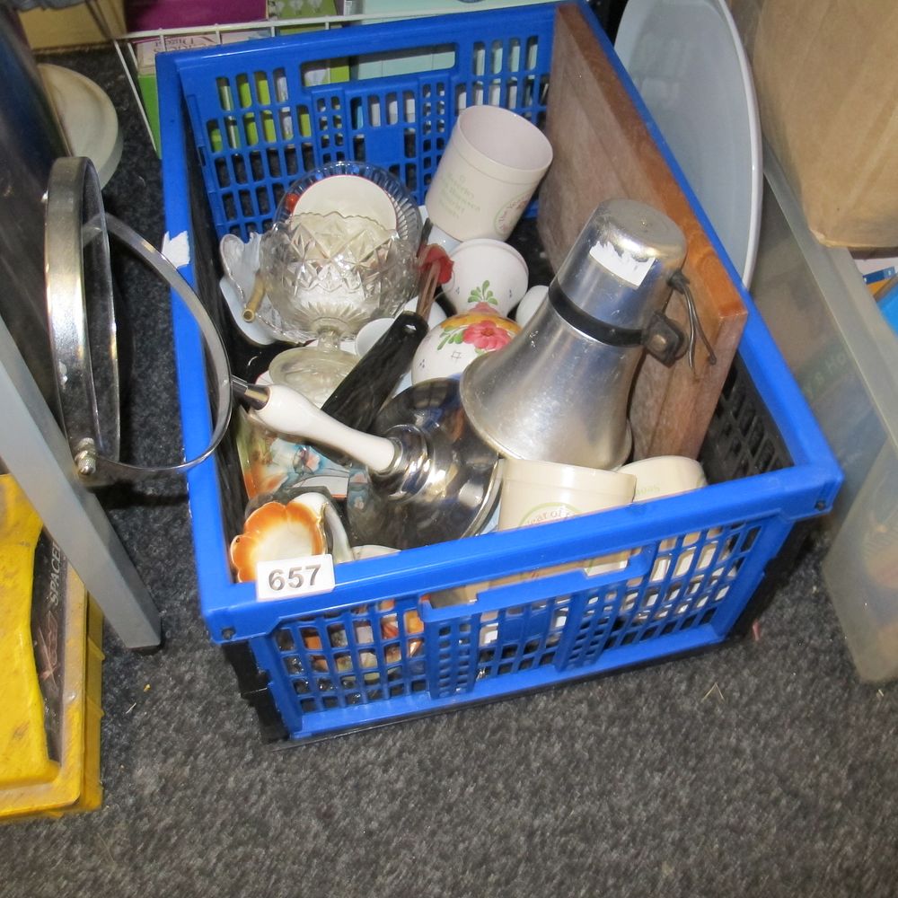 Lot 657: Box of misc