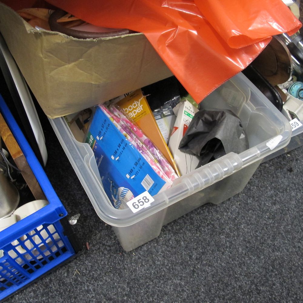 Lot 658: Box of misc
