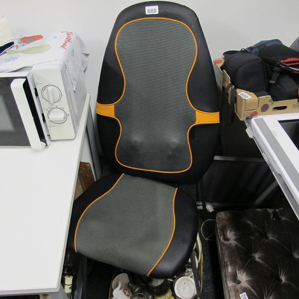 Lot 660: Massage chair
