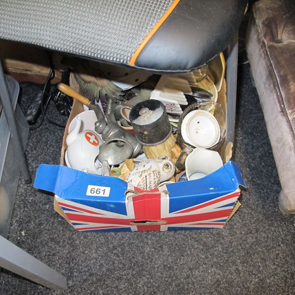 Lot 661: Box of misc