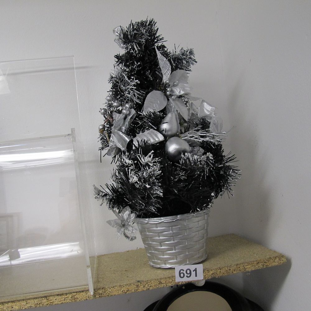 Lot 691: Little Christmas tree